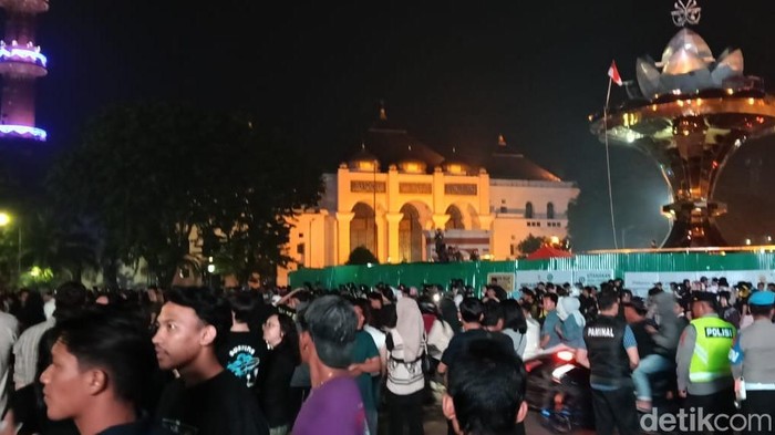 Jembatan Ampera Ditutup, Warga Euforia Rayakan Tahun Baru