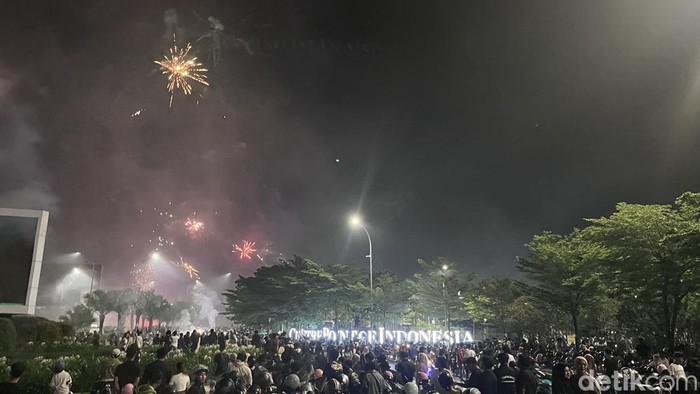 Warga memadati kawasan CPI Makassar merayakan tahun baru 2026 yang disemarakkan dengan kembang api.