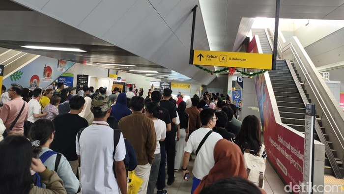 Ari Warga Pluit Manfaatkan Tarif Rp 1 MRT, Ajak Keluarga Main ke Blok M