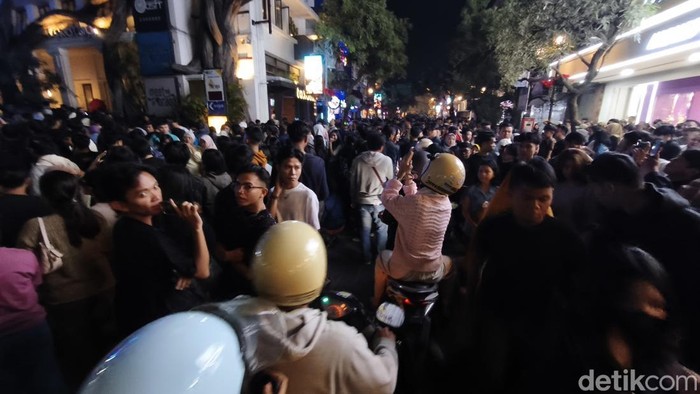 Warga tumbplek di Jalan Braga, Kota Bandung.