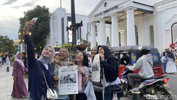 Suasana pengunjung berfoto di The Newspaper Photobooth di Kota Lama, Kecamatan Semarang Utara, Kota Semarang, Kamis (1/1/2026).