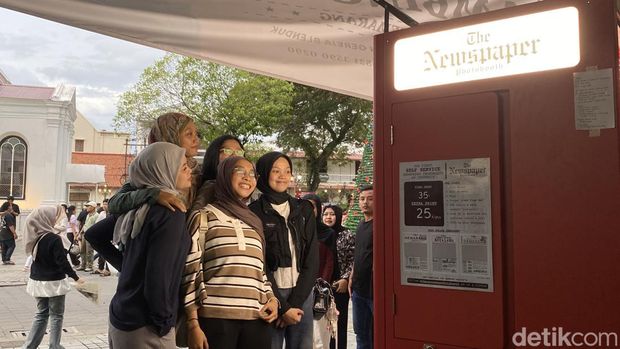 Wisata Semarang Suasana pengunjung berfoto di The Newspaper Photobooth di Kota Lama, Kecamatan Semarang Utara, Kota Semarang, Kamis (1/1/2026).