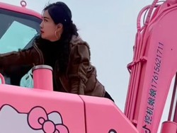 Viral Wanita Jadi Operator Ekskavator, Dihias Motif Hello Kitty Biar Girlie