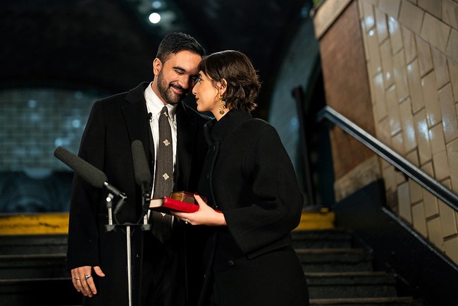 Zohran Mamdani dilantik setelah tengah malam pada Kamis (1/1/2026) dalam sebuah upacara tertutup. Ia didampingi oleh istrinya, Rama Duwaji. Foto: Getty Images/Pool