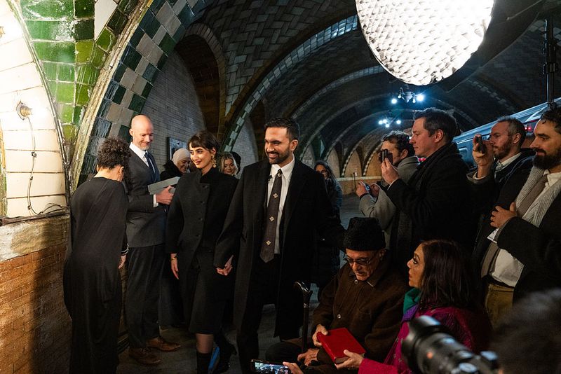 Zohran Mamdani Resmi Dilantik sebagai Wali Kota New York ke-112 NEW YORK, NEW YORK - JANUARY 1: Zohran Mamdani arrives with his wife Rama Duwaji to be sworn in as New York City's 112th mayor in the former City Hall subway station on January 1, 2026 in New York City. Mamdani's term as mayor begins immediately in the new year, and a public inauguration will also take place in the afternoon at City Hall. (Photo by Amir Hamja-Pool/Getty Images)
