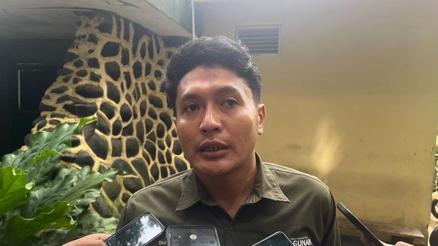 Fahmi Zookeeper Ragunan bercerita tantangan rawat hewan buas.