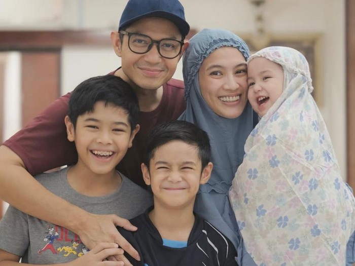 5 Potret Anak-Anak Alyssa Soebandono & Dude Harlino