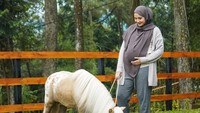 Wahhhh kaka MasyaAllah cewe kah ini calon baby?, tanya akun etrs?**?**. baby Umar yaaa, papar akun hers***. Umar, uwais, ustman, umair, terang akun lainnya. (Foto: Instagram @zaskiasungkar15)