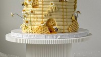 Mengusung konsep ‘First Bee-Day’, cake ini dibuat seperti sarang lebah penuh madu yang cantik dan menggemaskan. Foto: Boredpanda