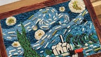 Kue dengan tampilan lukisan Starry Night karya Van Gogh ini dibuat selama 22 jam. Terlihat permukaannya dipenuhi ratusan meises aneka warna. Foto: Boredpanda