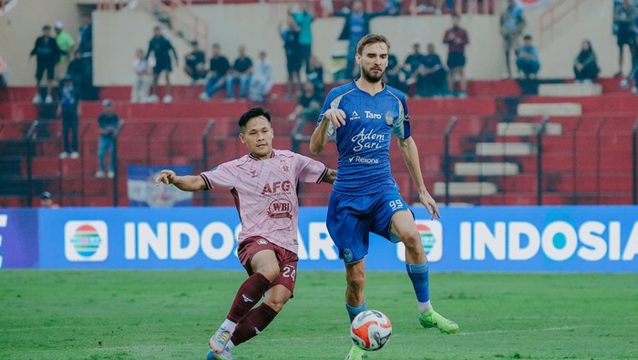 Aksi striker PSIM Jogja, Nermin Haljeta (kanan) saat menghadapi Persik Kediri di Stadion Sultan Agung, Bantul, Jumat (31/10/2025).
