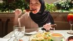 Pose Andhara Early Makan Bareng Sahabat hingga Bikin Etalase Pahala
