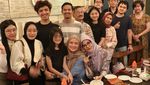 Pose Andhara Early Makan Bareng Sahabat hingga Bikin Etalase Pahala