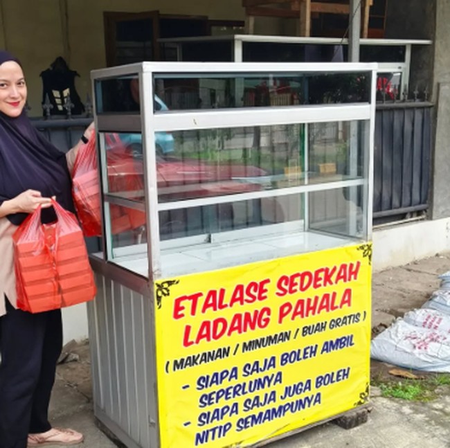 Pose Andhara Early Makan Bareng Sahabat hingga Bikin Etalase Pahala