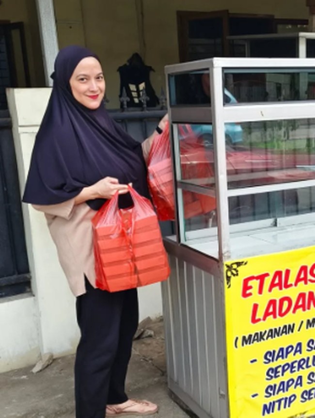 Pose Andhara Early Makan Bareng Sahabat hingga Bikin Etalase Pahala