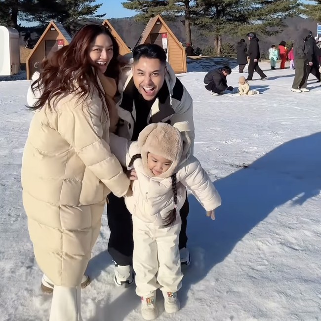 Liburan Virtual... 5 Selebritas Ini Jalan-jalan Akhir Tahun ke Tempat Bersalju