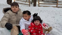 Gemas banget melihat tiga anak Jessica Iskandar main salju bareng. Foto: Instagram @inijedar