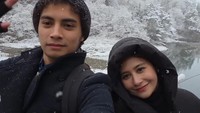 Prilly Latuconsina dan Omara Esteghlal senang banget bisa merasakan salju pertama di Jepang. Foto: Instagram @prillylatuconsina96