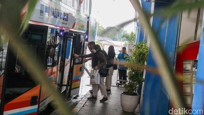 Arus balik penumpang usai libur Natal dan Tahun Baru (Nataru) di Terminal Terpadu Pulo Gebang, Jakarta Timur, terpantau masih landai hingga Jumat (2/1/2026). Kedatangan bus antarkota antarprovinsi (AKAP) belum menunjukkan lonjakan signifikan dibandin