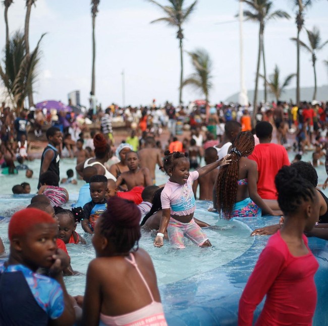 Awal Tahun di Tepi Laut, Pantai Durban Dipadati Pengunjung