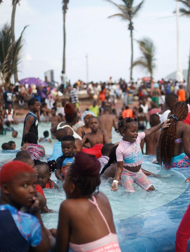 Awal Tahun di Tepi Laut, Pantai Durban Dipadati Pengunjung