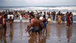 Awal Tahun di Tepi Laut, Pantai Durban Dipadati Pengunjung