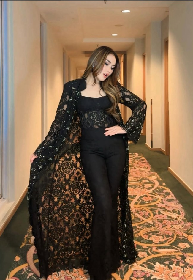 Penampilan Ayu Ting Ting saat mengisi acara Tahun Baru 2026 di Palangkaraya curi atensi. Ia terlihat tampil bold namun tetap stylish. Paduan warna hitam dan material menerawang menciptakan tampilan yang berani tanpa terkesan berlebihan. Foto: Instagram/@ayutingting92