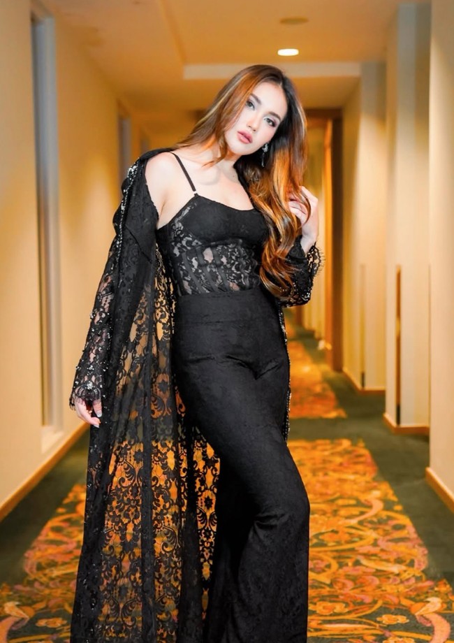 Rambut panjangnya dibiarkan terurai dengan sentuhan gelombang lembut. Gaya rambut ini memberi kesan feminin sekaligus menambah aura glamor. Foto: Instagram/@ayutingting92