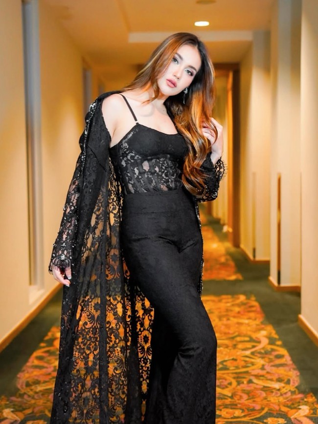 Gaya Ayu Ting Ting Sambut Tahun Baru 2026, Pamer Perut Dengan Lace Menerawang