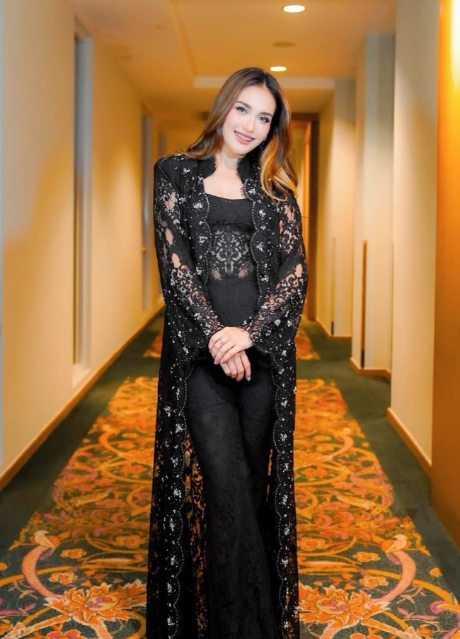 Busana yang dikenakan Ayu diketahui merupakan rancangan desainer Rika Wirtjes. Atasannya berbahan lace transparan dengan potongan ramping yang memperlihatkan siluet tubuh. Detail ini turut menonjolkan area perut yang menjadi sorotan utama. Foto: Instagram/@ayutingting92