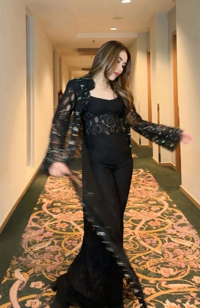 Untuk melengkapi penampilan, ia memadukan outer panjang berbahan lace senada. Outer ini memberi sentuhan dramatis sekaligus menambah kesan anggun. Foto: Instagram/@ayutingting92