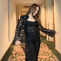 Untuk melengkapi penampilan, ia memadukan outer panjang berbahan lace senada. Outer ini memberi sentuhan dramatis sekaligus menambah kesan anggun. Foto: Instagram/@ayutingting92