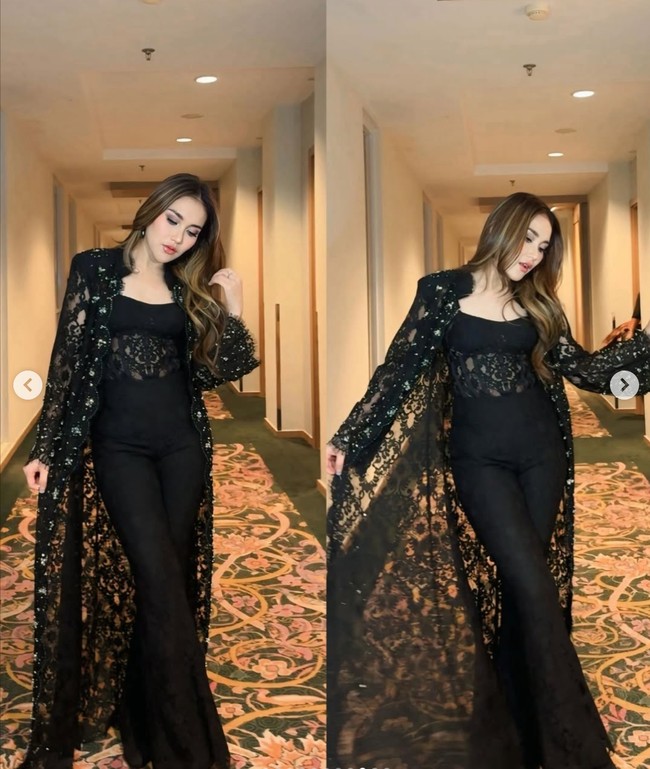 Pilihan celana hitam dengan potongan lurus membuat tampilan terlihat seimbang. Model ini juga memberi kesan jenjang dan rapi. Foto: Instagram/@ayutingting92