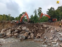PU Kerahkan Alat Berat Tangani Banjir Susulan di Agam