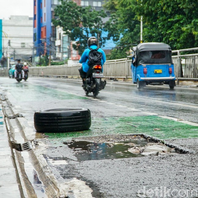 Bekas Galian Bikin Jalan Dr. Saharjo Tak Nyaman Dilintasi