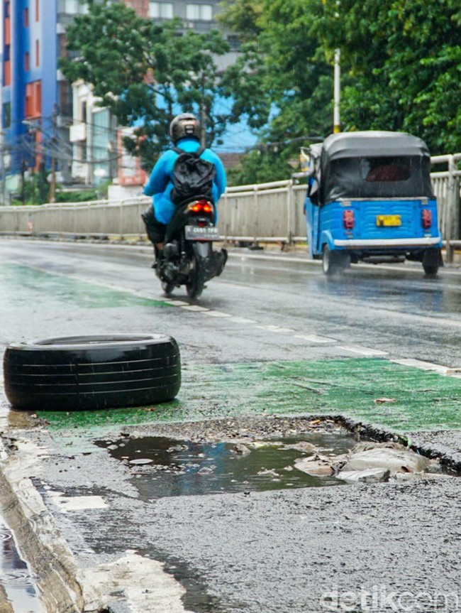 Bekas Galian Bikin Jalan Dr. Saharjo Tak Nyaman Dilintasi