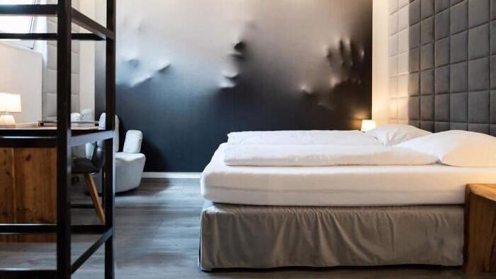 Dari kasur mulut dinosaurus sampai kamar penuh mata, intip deretan desain kamar tidur paling ekstrem yang bakal bikin kamu melongo atau malah merinding.