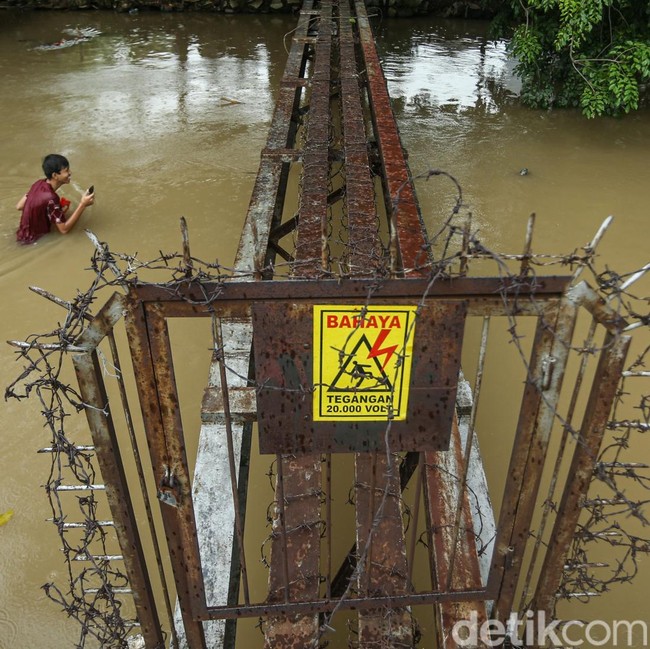 Berburu Kerang Kijing di Kali Bekasi, Bertaruh Nyali Demi Rupiah
