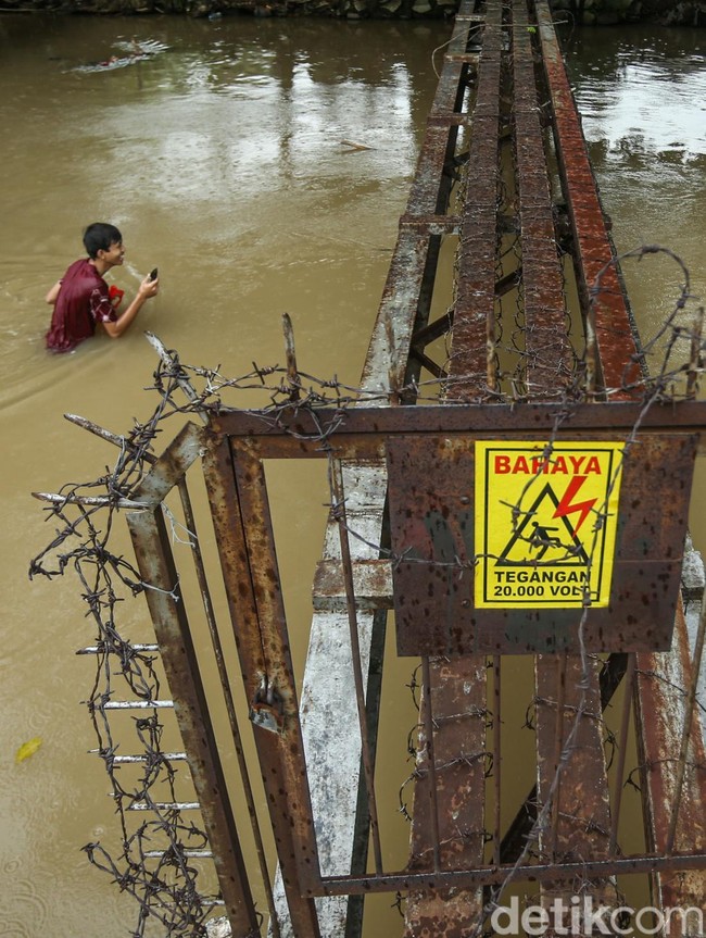 Berburu Kerang Kijing di Kali Bekasi, Bertaruh Nyali Demi Rupiah