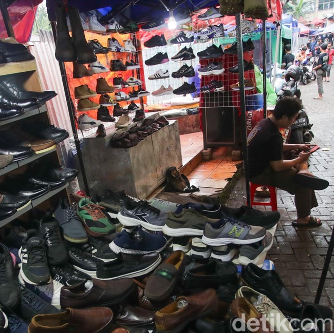 Bertahan di Tengah Ketidakpastian, Pedagang Taman Puring Keluhkan Omzet Anjlok