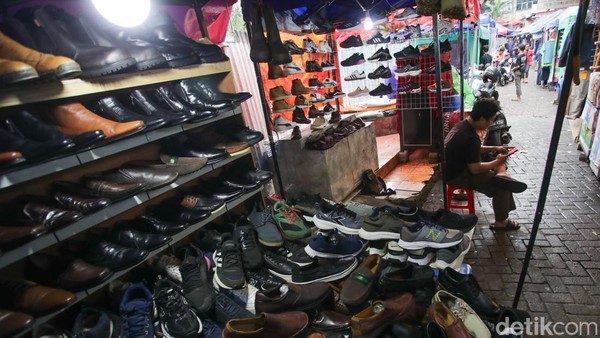 Bertahan di Tengah Ketidakpastian, Pedagang Taman Puring Keluhkan Omzet Anjlok