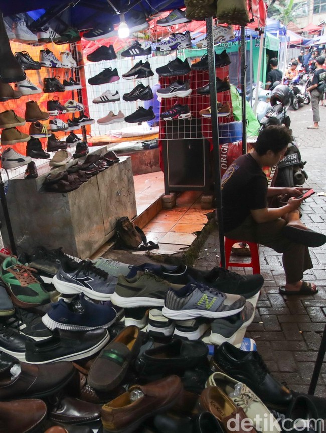 Bertahan di Tengah Ketidakpastian, Pedagang Taman Puring Keluhkan Omzet Anjlok