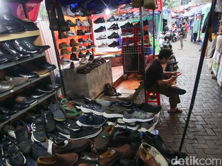 Bertahan di Tengah Ketidakpastian, Pedagang Taman Puring Keluhkan Omzet Anjlok
