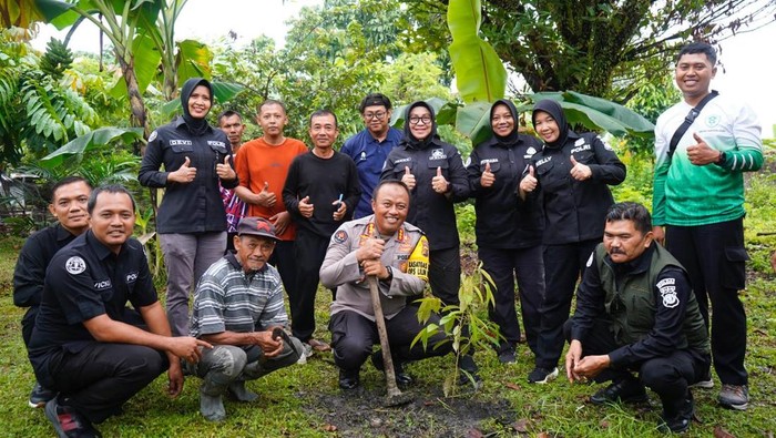 Tanam Pohon, Polda Riau Sulap Pemukiman Transmigran Jadi Kebun Buah