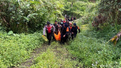 Proses evakuasi korban bunuh diri di Tukad Bangkung, Pelaga, Jumat (2/1/2026).
