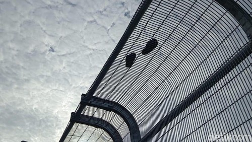 Sepasang sandal di atas pagar pembatas Jembatan Tukad Jangkung. (Agus Eka/detikBali)