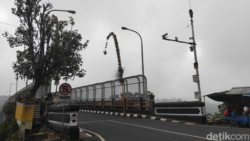 CCTV milik Pemkab Badung di Jembatan Tukad Bangkung, Pelaga, Badung, terpasang di ujung barat jembatan, Jumat (2/1/2026).