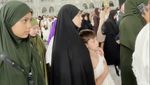 Momen Haru Celine Evangelista dan Fitri Tropica Bawa Anak Umrah
