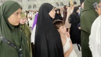 Celine merangkul putranya, Cio, saat menjalani tawaf di pelataran Kabah. Terlihat di samping Celine, dua putrinya. Foto: Instagram @celine_evangelista Fotografer: @visualharamain @paparich666