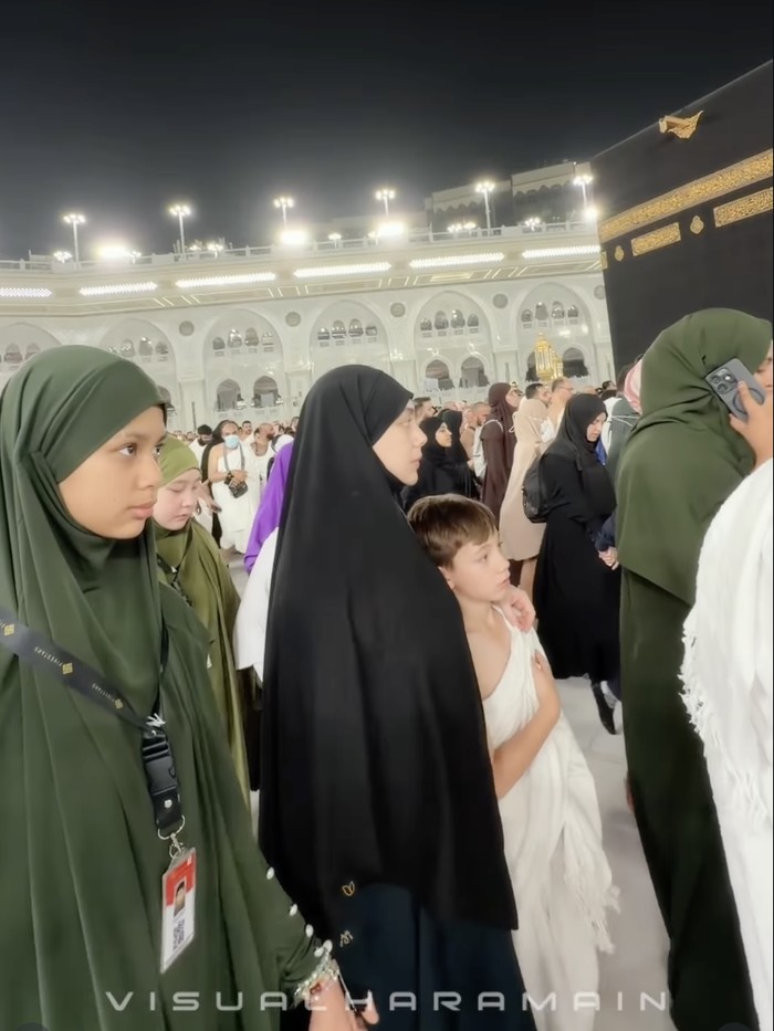 Celine Evangelista boyong empat anak umrah bersama.